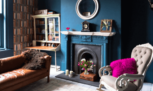 salon ambiance cheminée coloré de bleu