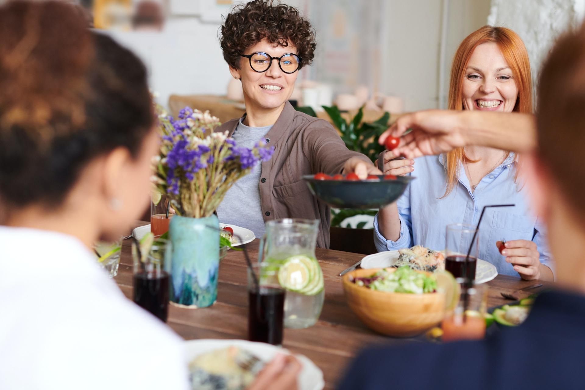 invités qui mangent autour d'une table