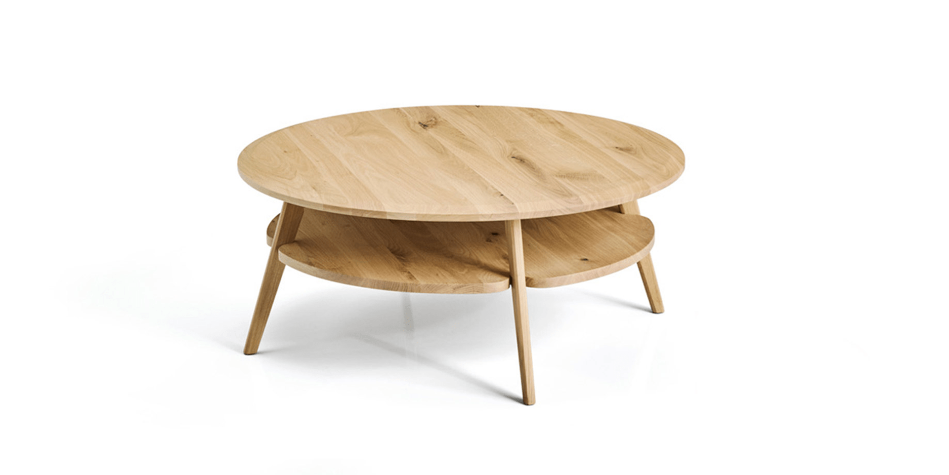 Apportez chaleur et praticité à votre salon grâce à la table basse en chêne massif de la collection DOBLE, une pièce fonctionnelle et intemporelle.